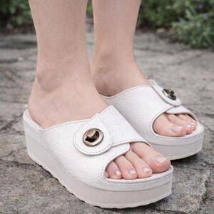 Coach Eloise white leather platform sandals size 7 Wedge  Quiet luxury Pebbled